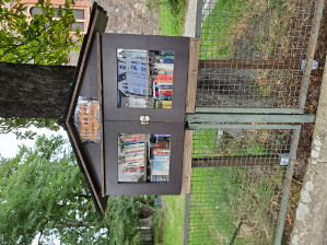 Hin-und-Weg-Schrank für Bücher vor der Friedenskirche