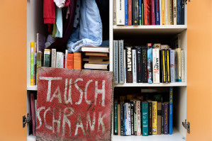Büchertauschschrank und Kleiderstange im Stadtteilzentrum Pankow
