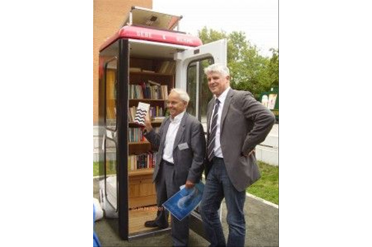 Presseaufstellung Fuer Foto Vor Buecherboxx 225x300