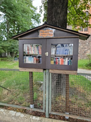 Hin-und-Weg-Schrank für Bücher vor der Friedenskirche